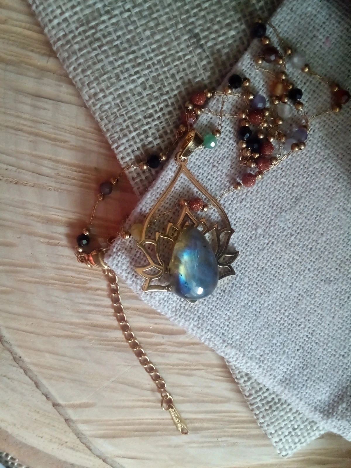 Collier fleur de lotus et multiples pierres semi précieuses – photo 9